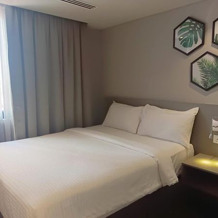 Bahari Parade Hotel Managed By The Ascott Limited Джордж Таун Екстериор снимка